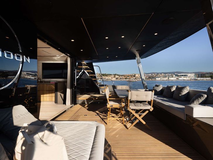 FULL MOON Moon Yacht 60 - aft deck seating and dining area FULL MOON Moon Yacht 60 - aft deck seating and dining area