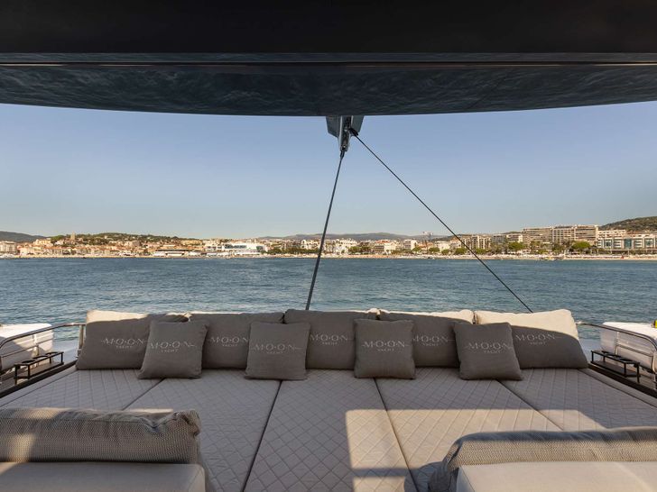FULL MOON Moon Yacht 60 - flybridge bronzing area FULL MOON Moon Yacht 60 - flybridge bronzing area