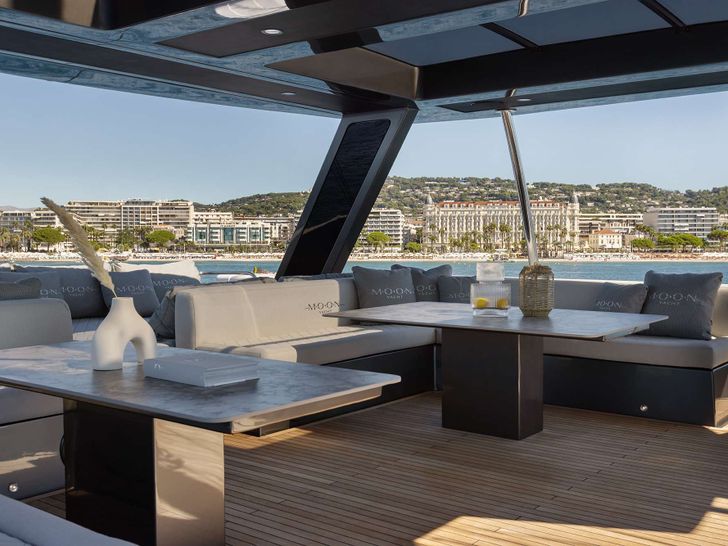 FULL MOON Moon Yacht 60 - flybridge seating and dining area FULL MOON Moon Yacht 60 - flybridge seating and dining area