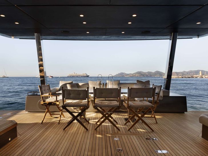 FULL MOON Moon Yacht 60 - aft deck alfresco dining area FULL MOON Moon Yacht 60 - aft deck alfresco dining area
