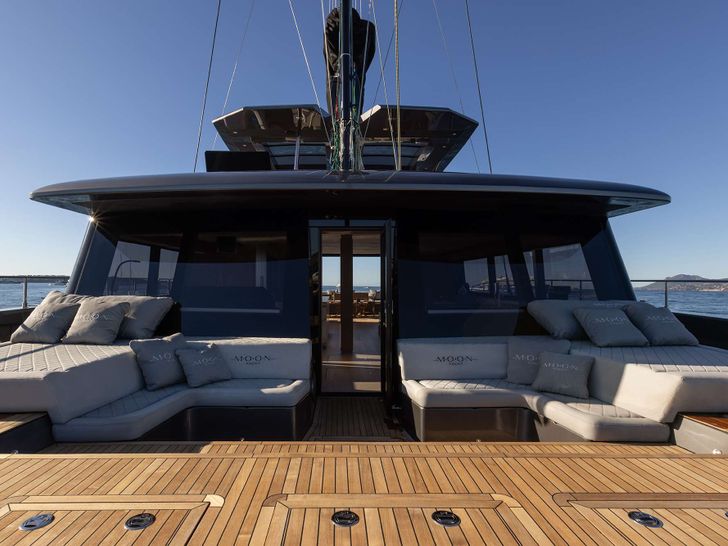 FULL MOON Moon Yacht 60 - foredeck FULL MOON Moon Yacht 60 - foredeck