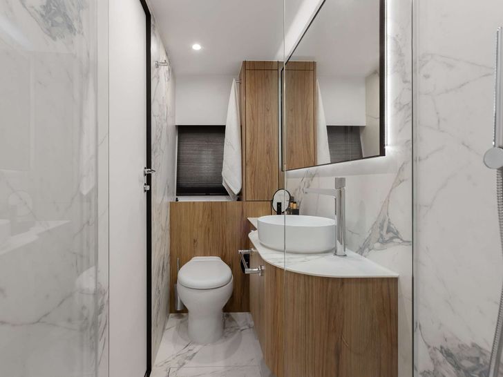 FULL MOON Moon Yacht 60 - cabin bathroom FULL MOON Moon Yacht 60 - cabin bathroom