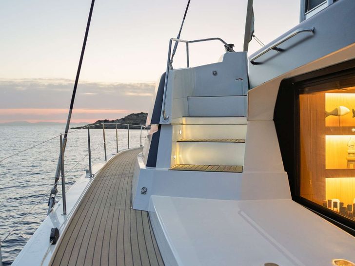 NEW HORIZONS 4 Bali 5.8 - side walkway NEW HORIZONS 4 Bali 5.8 - side walkway