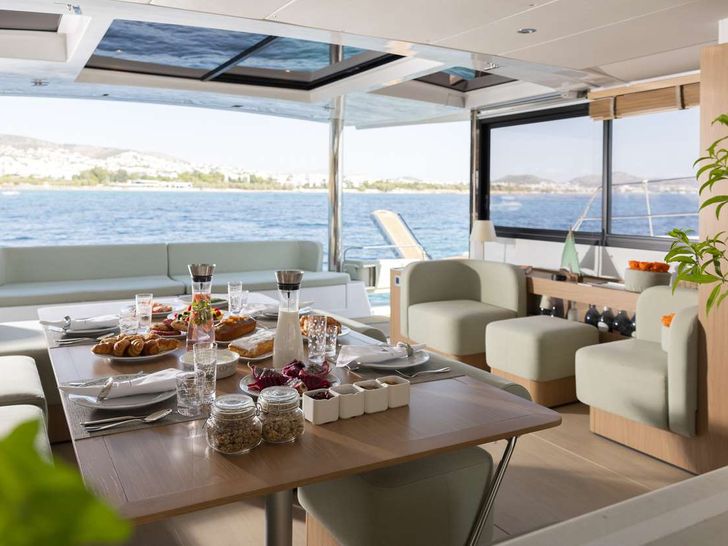 NEW HORIZONS 4 Bali 5.8 - saloon dining and lounge area NEW HORIZONS 4 Bali 5.8 - saloon dining and lounge area