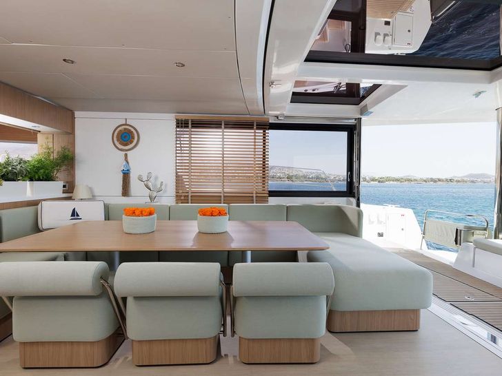 NEW HORIZONS 4 Bali 5.8 - saloon dining table NEW HORIZONS 4 Bali 5.8 - saloon dining table