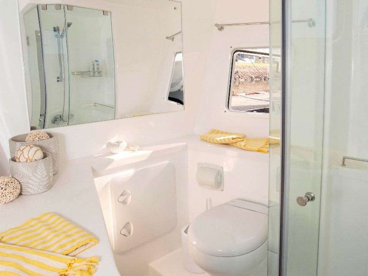 NAUTI MERMAID Royal Cape Majestic 530 - cabin 3 bathroom NAUTI MERMAID Royal Cape Majestic 530 - cabin 3 bathroom