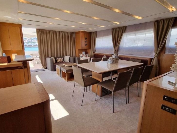 RED ROSE Aicon 85 Fly - indoor dining area RED ROSE Aicon 85 Fly - indoor dining area