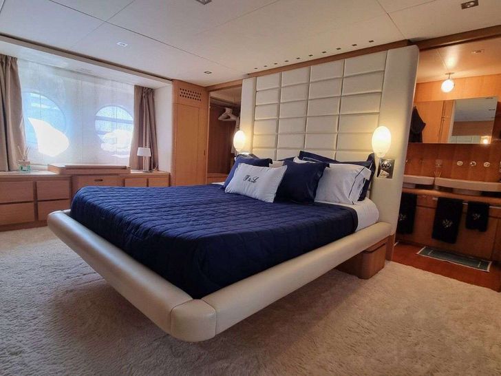 RED ROSE Aicon 85 Fly - master cabin RED ROSE Aicon 85 Fly - master cabin