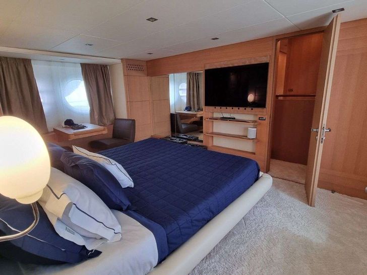 RED ROSE Aicon 85 Fly - master cabin bed and TV RED ROSE Aicon 85 Fly - master cabin bed and TV