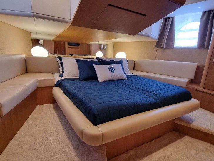 RED ROSE Aicon 85 Fly - VIP cabin RED ROSE Aicon 85 Fly - VIP cabin