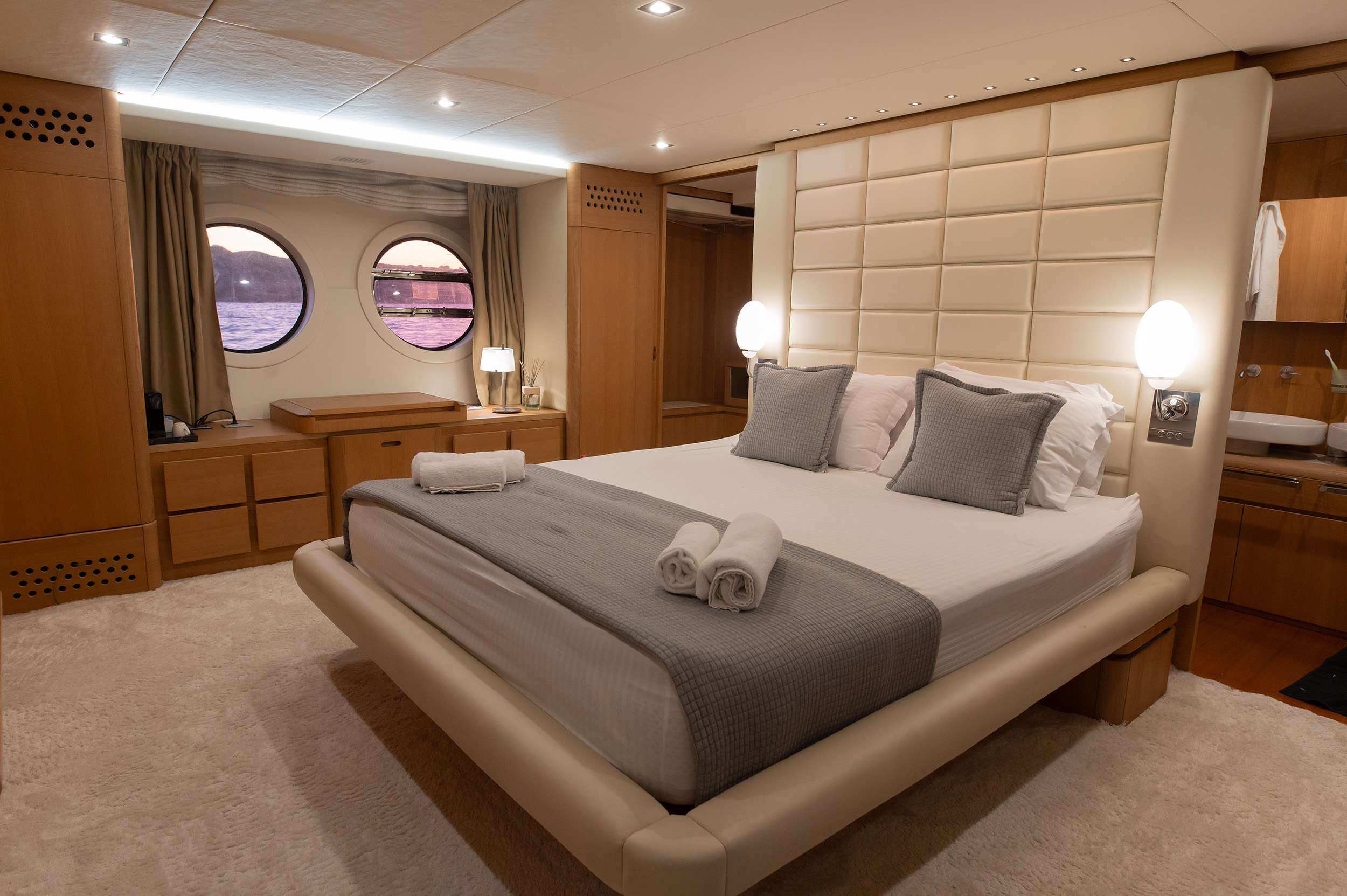 Charter Yacht RED ROSE - Aicon 85 Fly - 4 Cabins - Athens - Mykonos - Paros - Cyclades - Greece