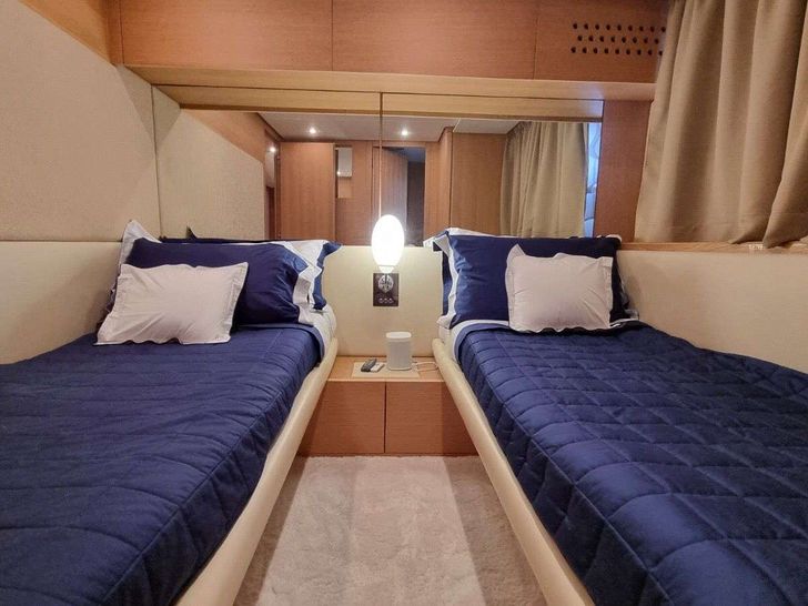 RED ROSE Aicon 85 Fly - twin cabin 1 RED ROSE Aicon 85 Fly - twin cabin 1