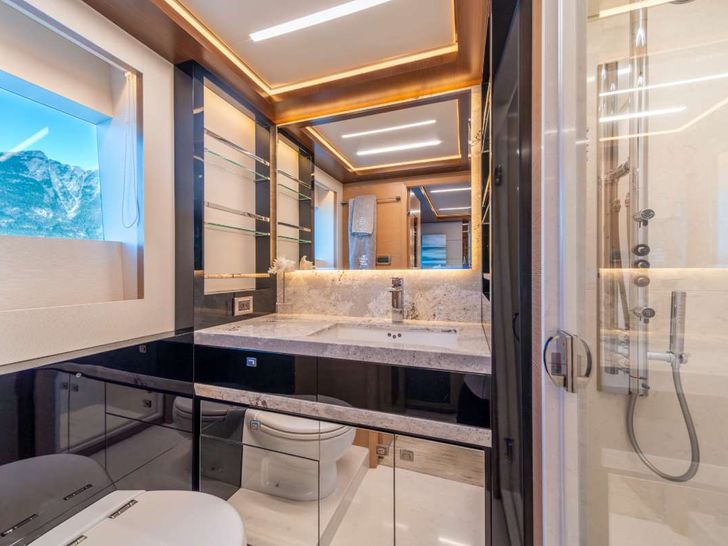 VOYAGER Ocean Alexander 90R Enclosed - VIP cabin bathroom VOYAGER Ocean Alexander 90R Enclosed - VIP cabin bathroom