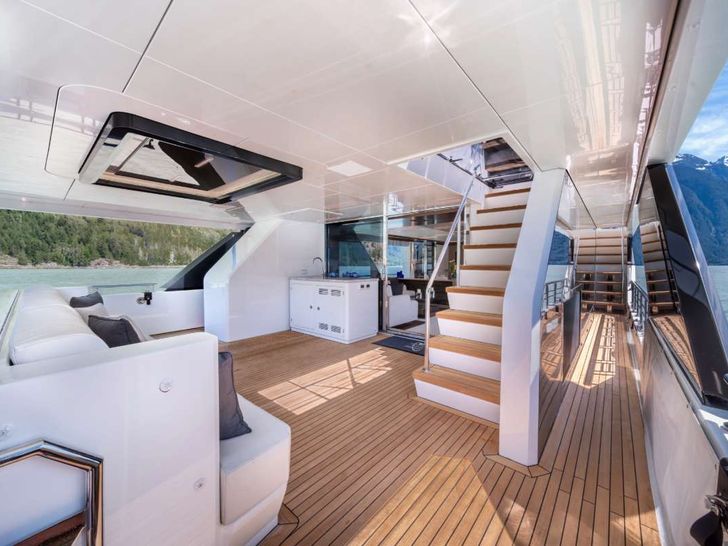 VOYAGER Ocean Alexander 90R Enclosed - aft deck VOYAGER Ocean Alexander 90R Enclosed - aft deck