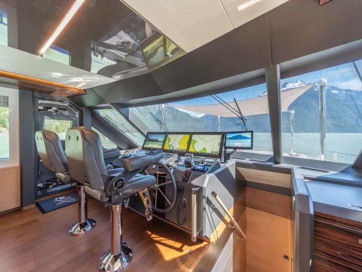 VOYAGER Ocean Alexander 90R Enclosed - cockpit VOYAGER Ocean Alexander 90R Enclosed - cockpit