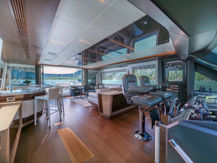 VOYAGER Ocean Alexander 90R Enclosed - flybridge covered area VOYAGER Ocean Alexander 90R Enclosed - flybridge covered area