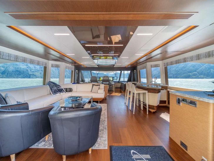 VOYAGER Ocean Alexander 90R Enclosed - flybridge lounge VOYAGER Ocean Alexander 90R Enclosed - flybridge lounge