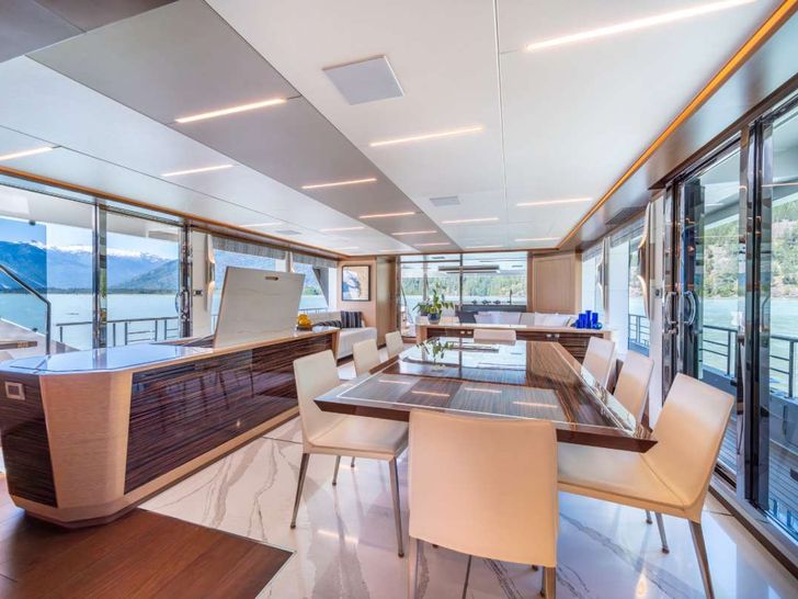 VOYAGER Ocean Alexander 90R Enclosed - dining area VOYAGER Ocean Alexander 90R Enclosed - dining area