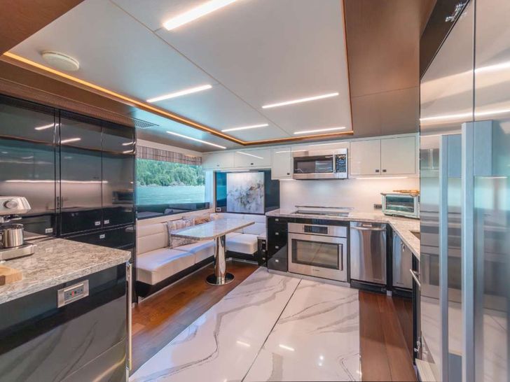 VOYAGER Ocean Alexander 90R Enclosed - galley VOYAGER Ocean Alexander 90R Enclosed - galley