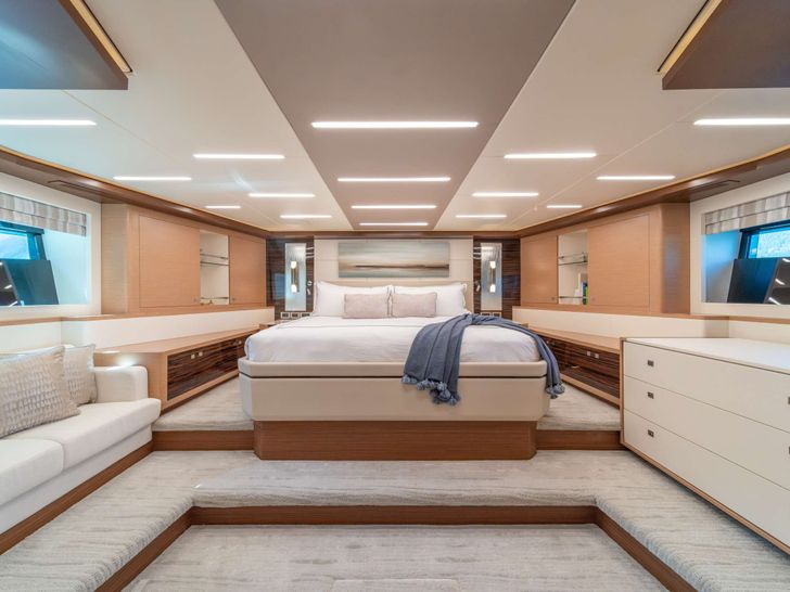 VOYAGER Ocean Alexander 90R Enclosed - master cabin VOYAGER Ocean Alexander 90R Enclosed - master cabin