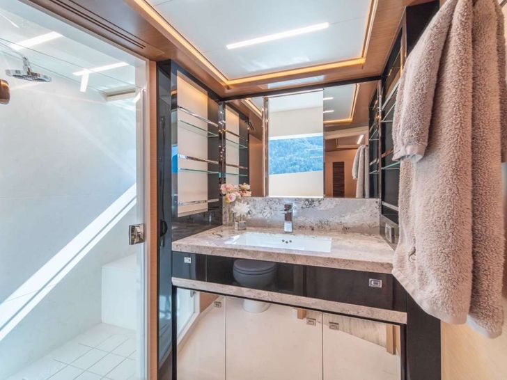 VOYAGER Ocean Alexander 90R Enclosed - master cabin bathroom VOYAGER Ocean Alexander 90R Enclosed - master cabin bathroom