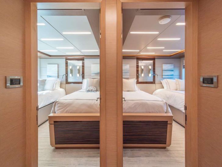 VOYAGER Ocean Alexander 90R Enclosed - VIP cabins VOYAGER Ocean Alexander 90R Enclosed - VIP cabins