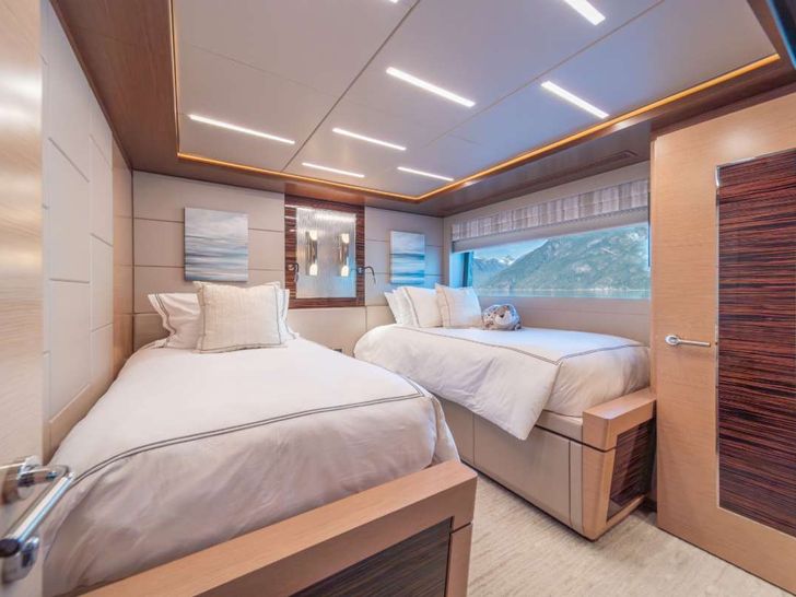 VOYAGER Ocean Alexander 90R Enclosed - convertible cabin twin mode VOYAGER Ocean Alexander 90R Enclosed - convertible cabin twin mode