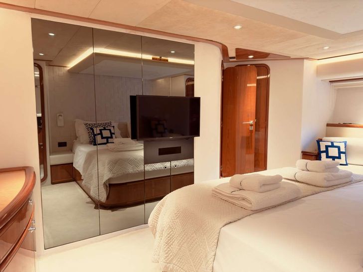 ARCELIA Ferretti 23m - master cabin mirror closet ARCELIA Ferretti 23m - master cabin mirror closet