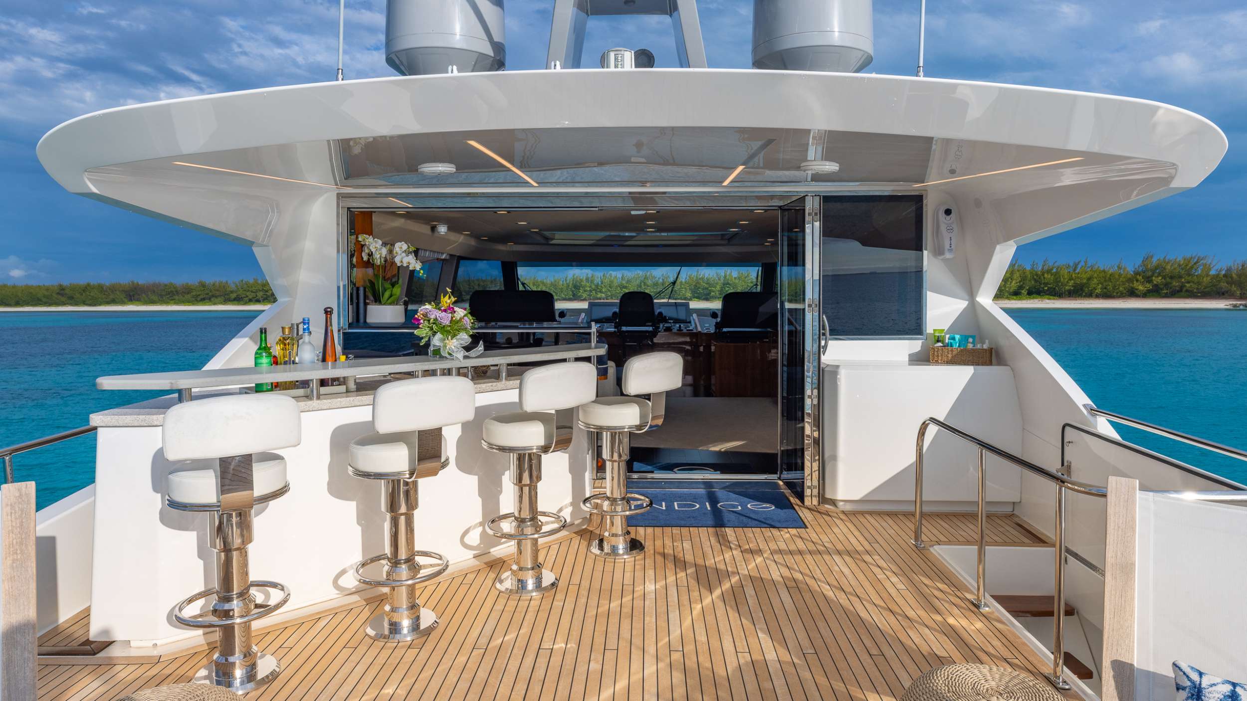 INDIGO Viking 93MY - sundeck bar