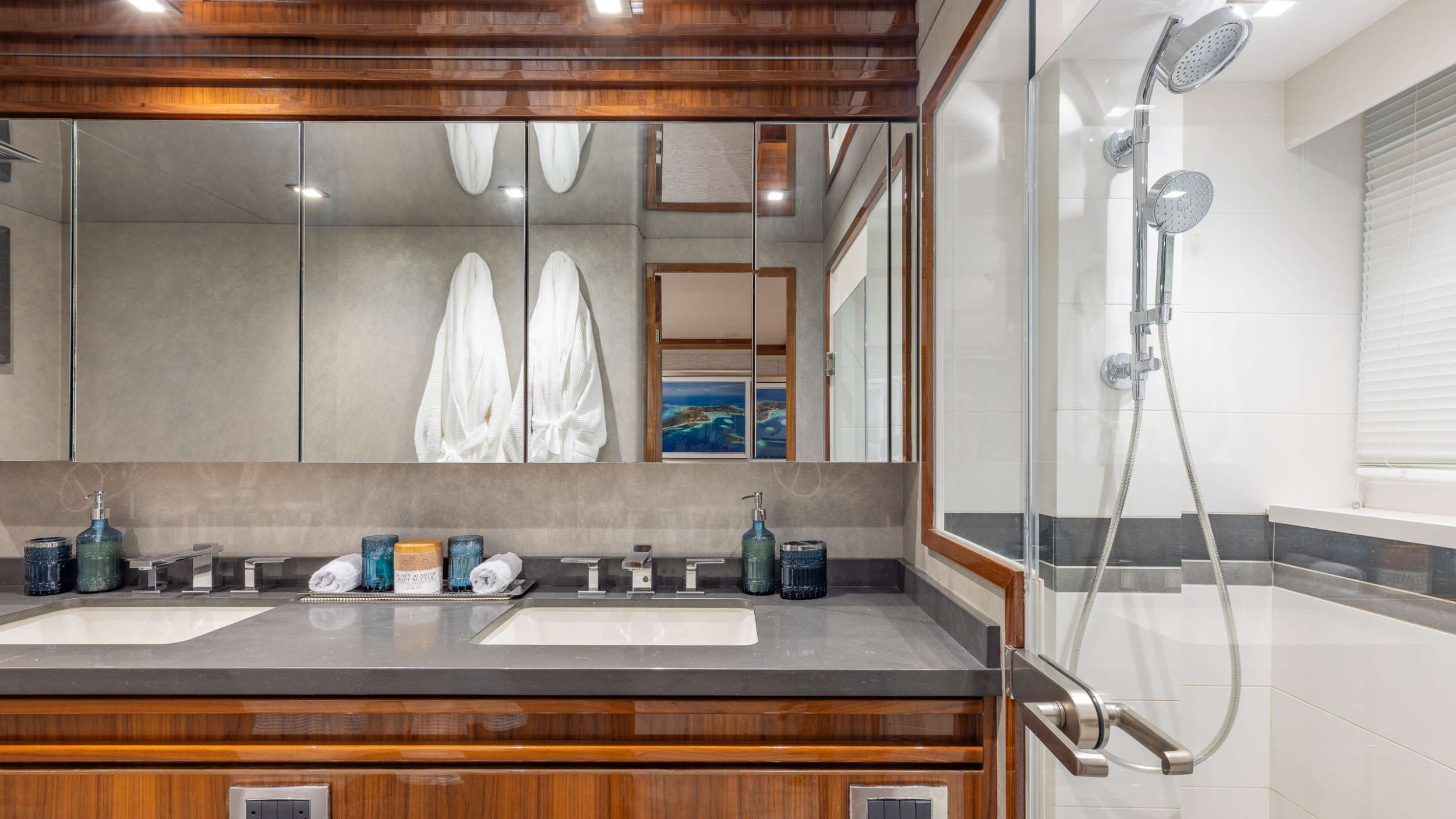 INDIGO Viking 93MY - master cabin bathroom