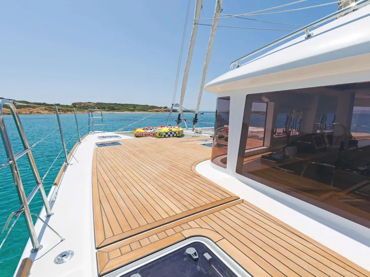 COOL BREEZE Lagoon 560 - side walkway COOL BREEZE Lagoon 560 - side walkway