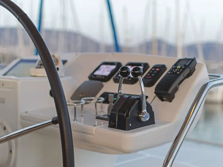 COOL BREEZE Lagoon 560 - flybridge helm COOL BREEZE Lagoon 560 - flybridge helm