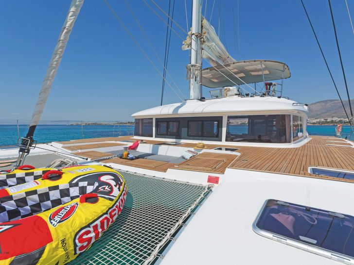 COOL BREEZE Lagoon 560 - foredeck lounge and net trampolines COOL BREEZE Lagoon 560 - foredeck lounge and net trampolines