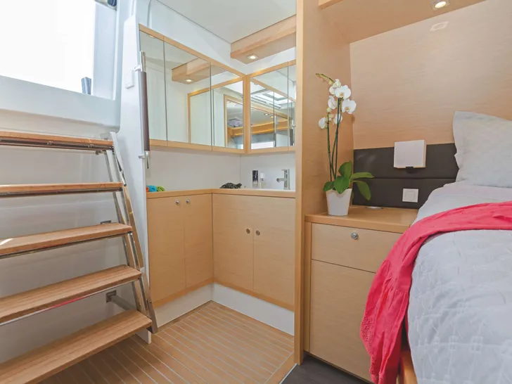 COOL BREEZE Lagoon 560 - master cabin vanity corner COOL BREEZE Lagoon 560 - master cabin vanity corner