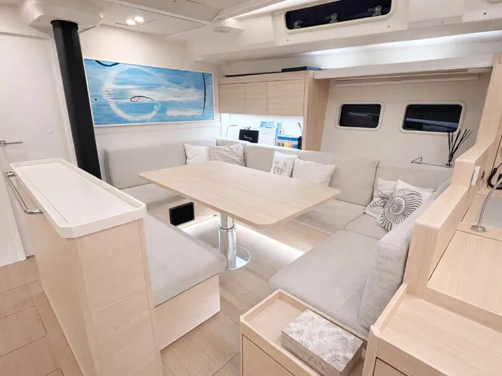 KIND OF BLUE Hanse 575 - saloon KIND OF BLUE Hanse 575 - saloon