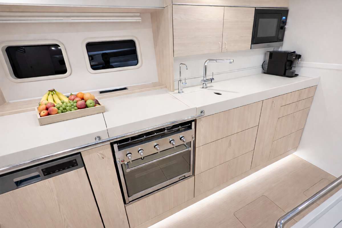 KIND OF BLUE Hanse 575 - galley