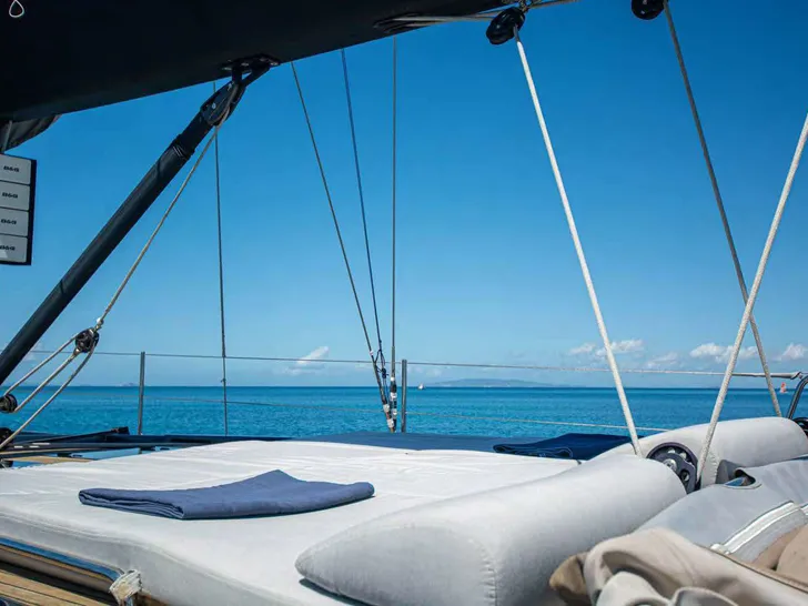 KIND OF BLUE Hanse 575 - sunbathing area KIND OF BLUE Hanse 575 - sunbathing area