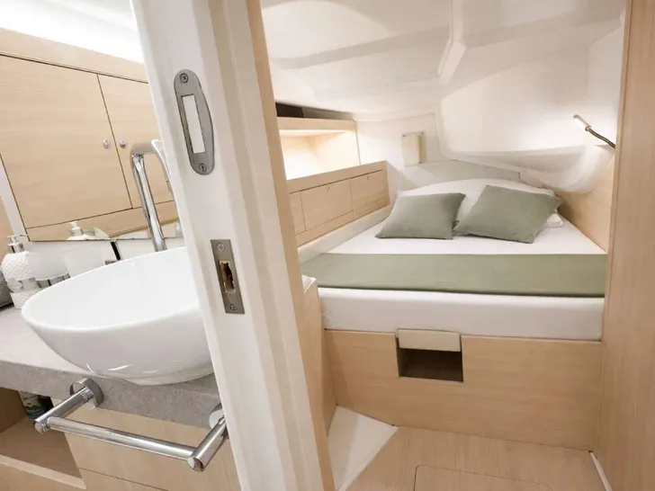 KIND OF BLUE Hanse 575 - VIP cabin KIND OF BLUE Hanse 575 - VIP cabin