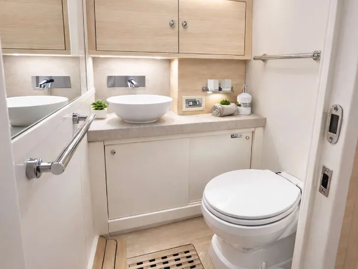 KIND OF BLUE Hanse 575 - master cabin bathroom KIND OF BLUE Hanse 575 - master cabin bathroom