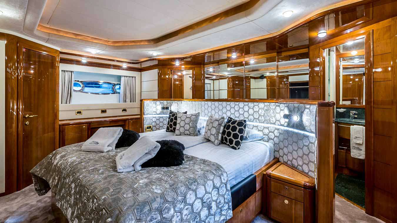 MISS KATARIINA Ferretti 880 - master cabin