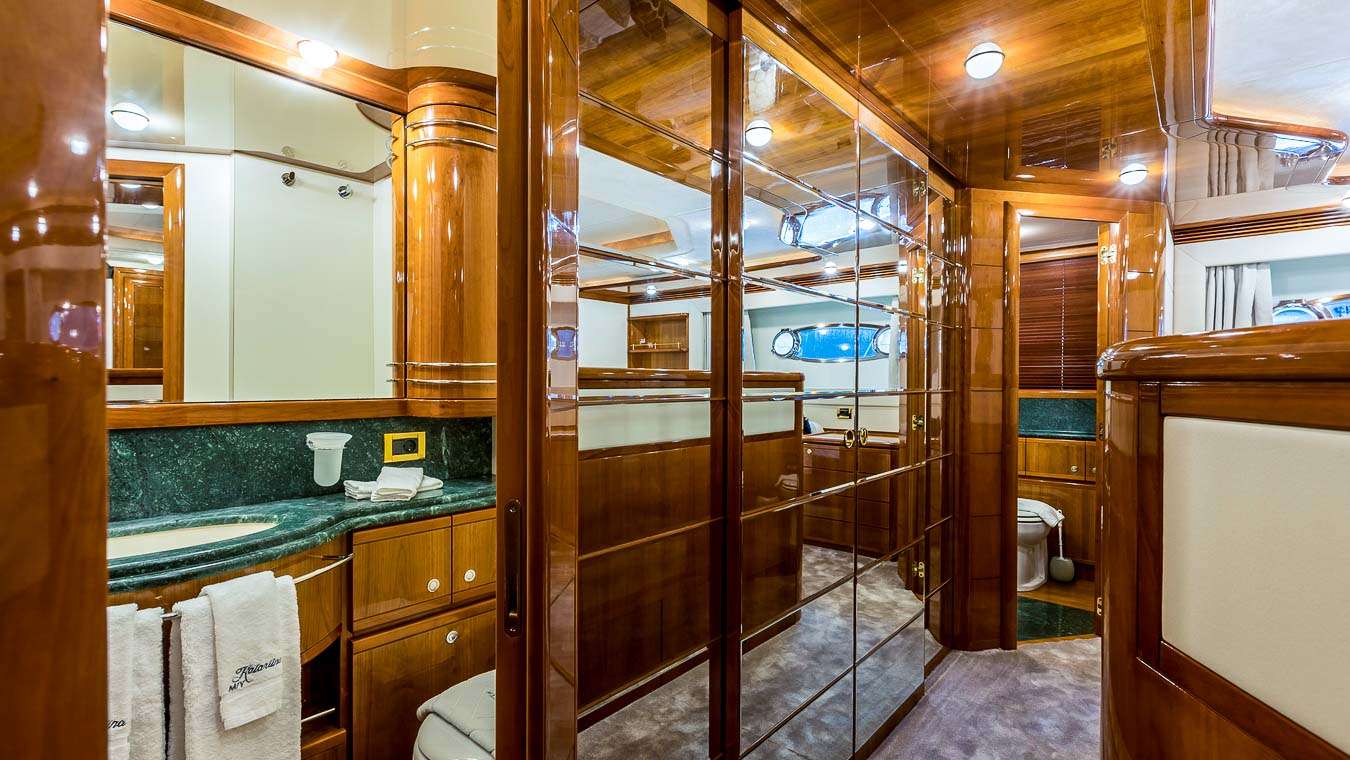 MISS KATARIINA Ferretti 880 - master cabin bathroom