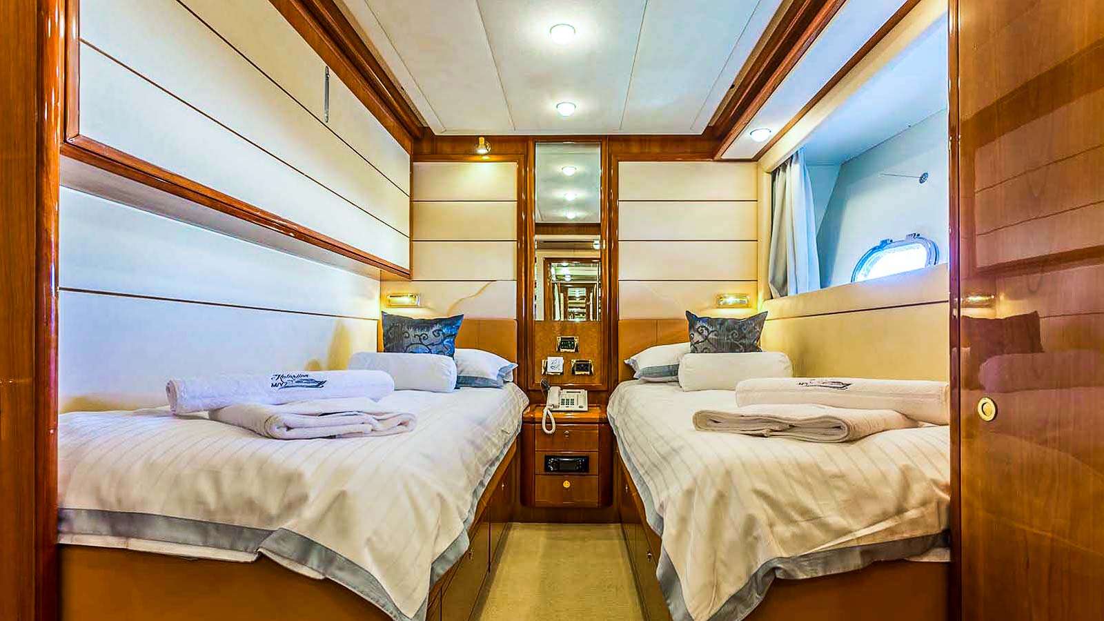 MISS KATARIINA Ferretti 880 - twin cabin 1
