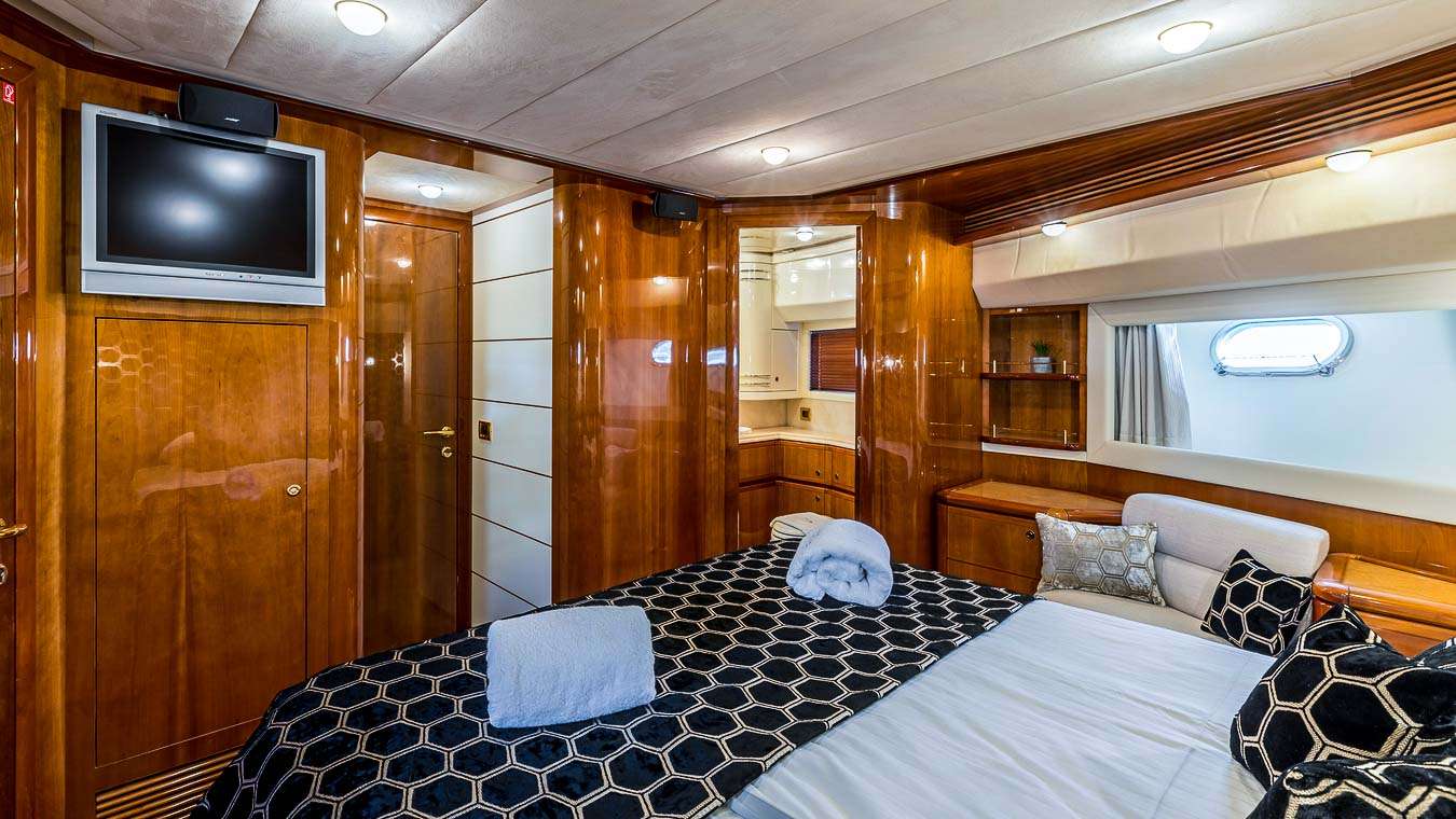 MISS KATARIINA Ferretti 880 - VIP cabin bed and TV