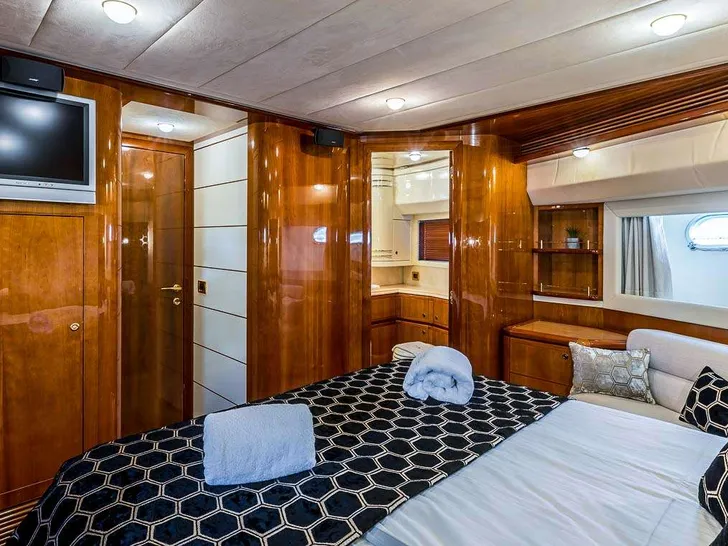 MISS KATARIINA Ferretti 880 - VIP cabin bed and TV MISS KATARIINA Ferretti 880 - VIP cabin bed and TV