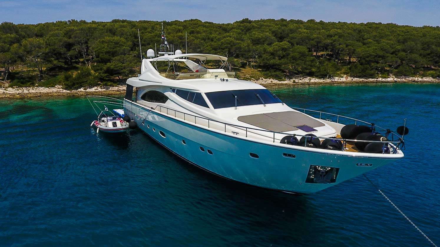 MISS KATARIINA Ferretti 880 - bow view