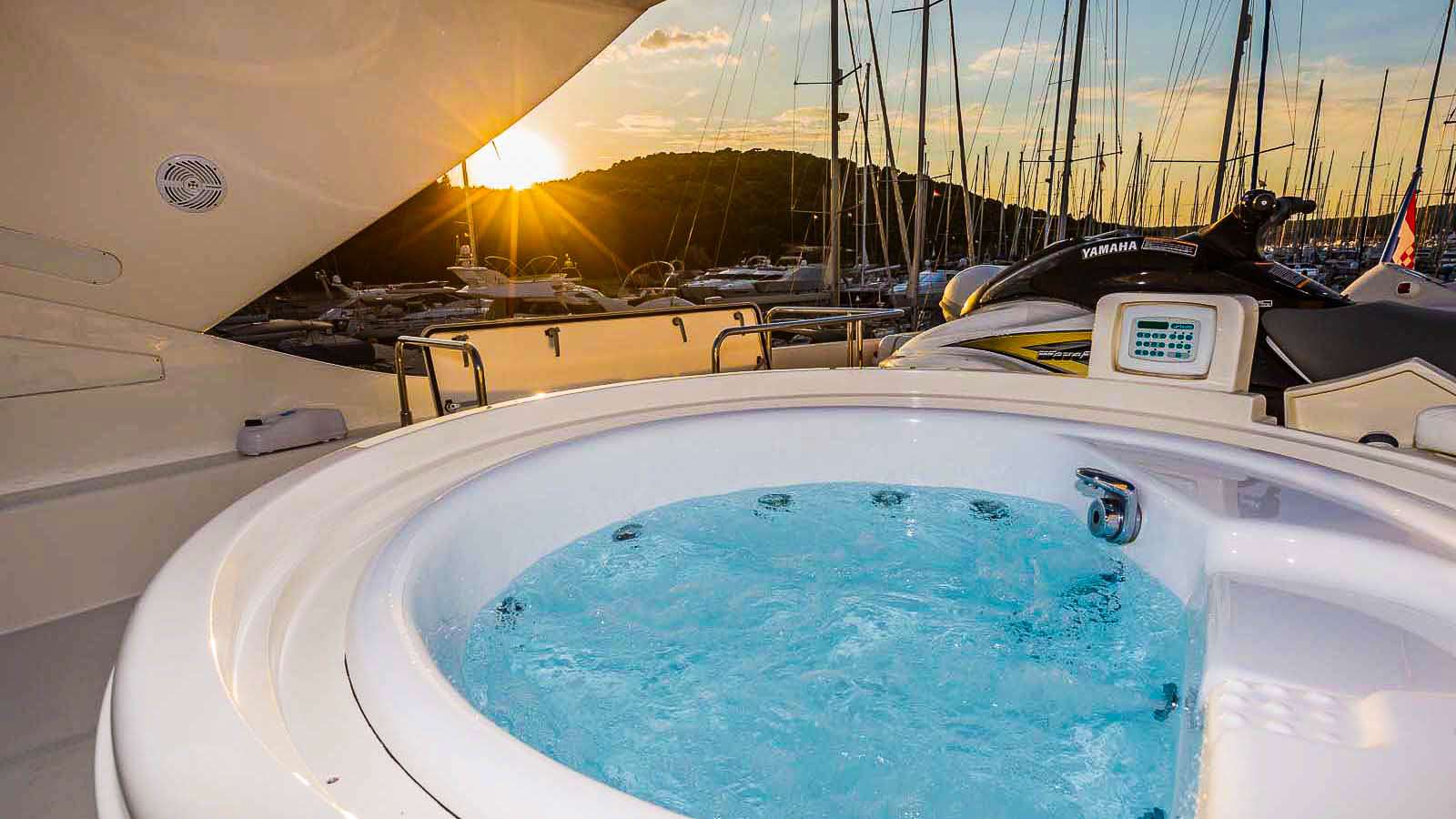 MISS KATARIINA Ferretti 880 - sundeck jacuzzi