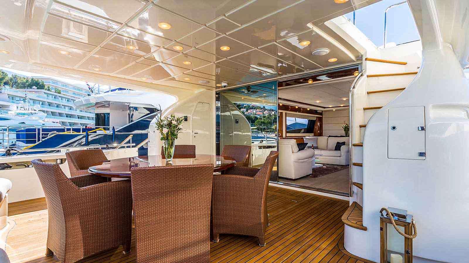 MISS KATARIINA Ferretti 880 - aft deck
