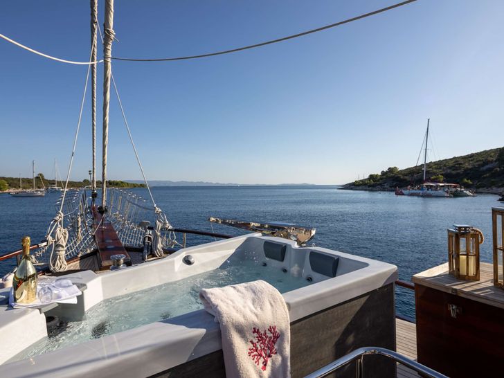 PACHA Tuzla Shipyard Custom Gulet 28m - jacuzzi PACHA Tuzla Shipyard Custom Gulet 28m - jacuzzi