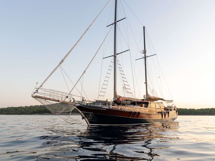 PACHA Tuzla Shipyard Custom Gulet 28m - anchored bow view PACHA Tuzla Shipyard Custom Gulet 28m - anchored bow view