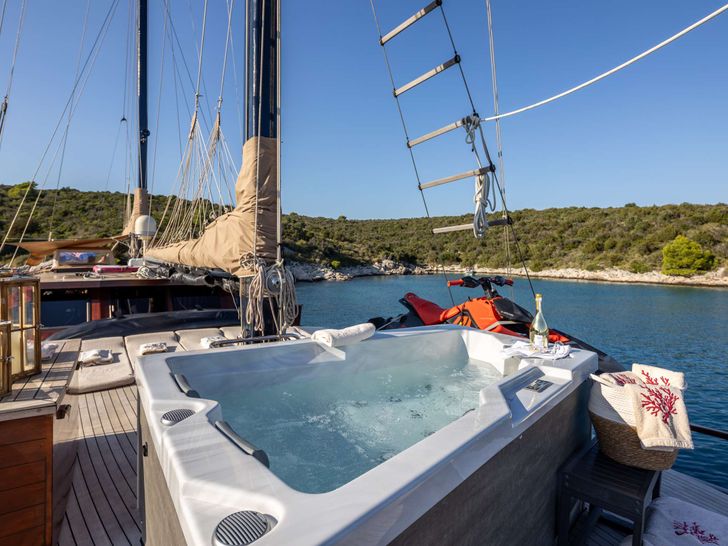 PACHA Tuzla Shipyard Custom Gulet 28m - jacuzzi PACHA Tuzla Shipyard Custom Gulet 28m - jacuzzi